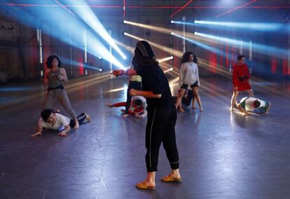 La bailarina y profesora Carla Cervantes da indicaciones a los concursantes durante el ensayo de la gala.