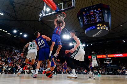 Abrines machaca en un instante del partido disputado en el Palau Blaugrana.