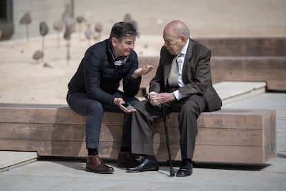 DVD 1205 20/03/24 Barcelona. Velatorio de Daniel Osacar, extesorero de Convergència, en  el tanatorio de Sant Gervasi. 
En la imagen, Oriol Pujol y Jordi Pujol conversan en los exteriores del tanatorio tras visitar la capilla ardiente de Osacar. [ALBERT GARCIA] EL PAIS