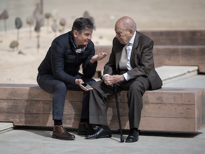 DVD 1205 20/03/24 Barcelona. Velatorio de Daniel Osacar, extesorero de Convergència, en  el tanatorio de Sant Gervasi. 
En la imagen, Oriol Pujol y Jordi Pujol conversan en los exteriores del tanatorio tras visitar la capilla ardiente de Osacar. [ALBERT GARCIA] EL PAIS