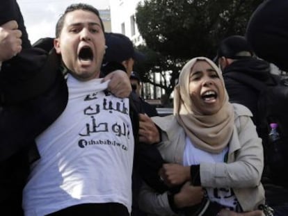 Ativistas protestando na capital Argel contra a candidatura de Buteflika.
