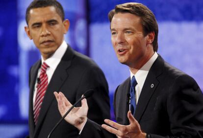 El entonces senador por Carolina del Norte John Edwards (derecha), hablando con el entonces senador de Illinois Barack Obama en 2008.