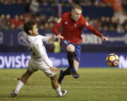 Carlos Clerc, lateral zurdo de Osasuna, supera al malaguista Rosales.