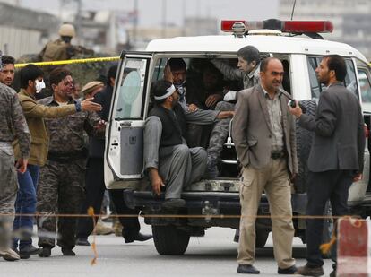 Al menos 28 personas han muerto y más de 320 han resultado heridas como consecuencia de un atentado perpetrado por los talibán cerca de un edificio de las fuerzas de seguridad en Kabul, según ha informado el jefe de Policía de la capital afgana, Abdul Rahman Rahimi. En la imagen, heridos en el atentado de Kabul (Afganistán).