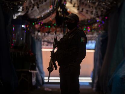 Un policía resguarda el sitio donde horas antes había ocurrido un tiroteo, en Parangaricutiro, Michoacán, el pasado 10 de marzo.