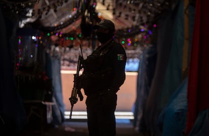 Policía resguarda el lugar de un tiroteo en Michoacán, México