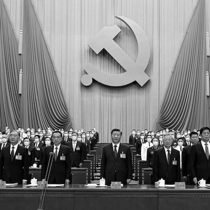Beijing (China), 16/10/2022.- Chinese President Xi Jinping (C), former President Hu Jintao (4-R) and members of the Standing Committee of the Political Bureau of the Communist Party of China (CPC) Central Committee Premier Li Keqiang (3-L), Chairman of the Standing Committee of the National People's Congress of China Li Zhanshu (3-R), Chairman of the National Committee of the Chinese People's Political Consultative Conference Wang Yang (2-L), First Secretary of the Secretariat of the CPC Wang Huning (2-R), Secretary of the Central Commission for Discipline Inspection Zhao Leji (L), and Vice Premier Han Zheng (R) attend the opening session of the 20th National Congress of the Communist Party of China at the Great Hall of People in Beijing, China, 16 October 2022. EFE/EPA/XINHUA/LI XUEREN -- CHINA OUT -- MANDATORY CREDIT