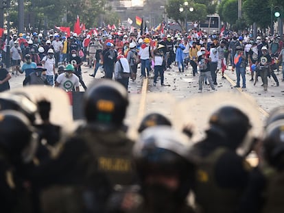 La policía peruana vigila una manifestación en Lima, el pasado 24 de enero.