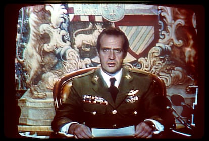 El Rey don Juan Carlos durante la emisión de su mensaje a la nación, difundido la noche del 23 de febrero de 1981 por radio y televisión, en el que ordena el mantenimiento del orden constitucional tras el asalto del teniente coronel Tejero al Congreso de los Diputados durante la sesión de investidura de Leopoldo Calvo Sotelo. 