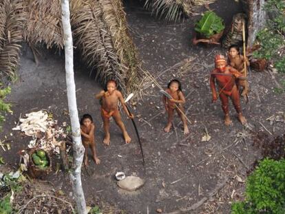 Miembros de una tribu aislada del Amazonas (Brasil).