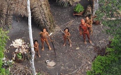 Miembros de una tribu aislada del Amazonas brasile&ntilde;o.