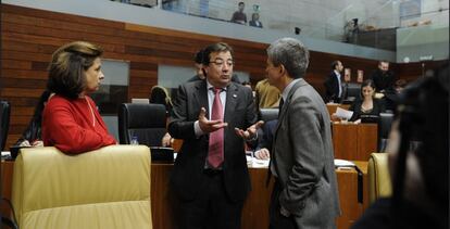 El presidente Vara, en el centro, conversa con con los consejeros de Hacienda, Pilar Blanco-Moralesk, y Economía, José Luis Navarro, durante el pleno de este viernes.