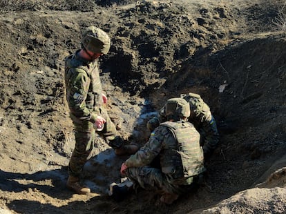 Militares ucranianos en el módulo de desminado humanitario en Hoyo de Manzanares (Madrid).