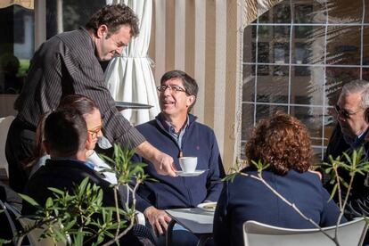 El candidato de Ciudadanos a la presidencia de la Junta de Andalucía, Juan Marín, toma un café con amigos y familiares en la jornada de reflexión en Sanlúcar de Barrameda (Cádiz), el 1 de diciembre de 2018.