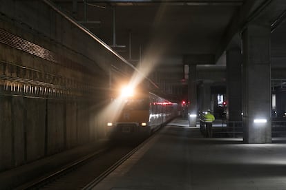 Primeros trenes de Rodalies que pasan por la estación de La Sagrera, en obras.