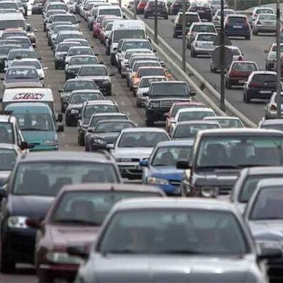 Vehículos atrapados en la kilométrica retención de ayer en la V-31, más conocida como la Pista de Silla.