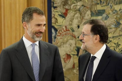 King Felipe VI (l) and acting PM Mariano Rajoy.