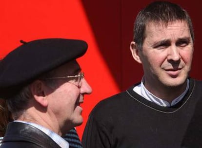 Tasio Erkizia y Arnaldo Otegi (derecha), ayer en San Sebastián.