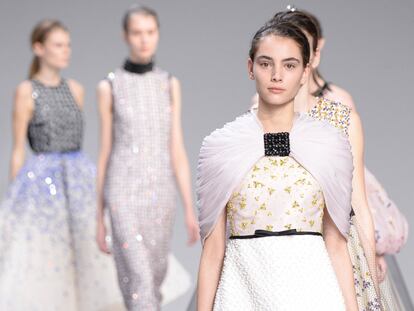 Flores, capas y hombros al aire: la obsesión de Giambattista Valli