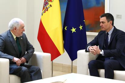 El presidente del Tribunal Constitucional, Cándido Conde-Pumpido, conversa con el presidente del Gobierno, Pedro Sánchez, este lunes en Moncloa.