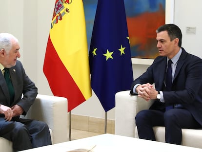 El presidente del Tribunal Constitucional, Cándido Conde-Pumpido, conversa con el presidente del Gobierno, Pedro Sánchez, este lunes en Moncloa.