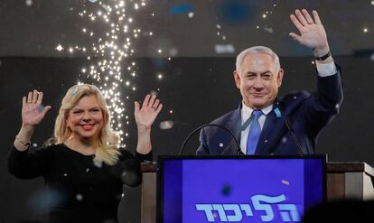 El primer ministro israelí, Benjamín Netanyahu, y su esposa Sara, en la madrugada del miércoles en Tel Aviv.