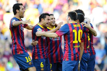 Los jugadores del FC Barcelona celebran el primer gol.