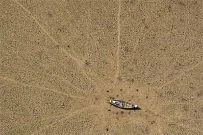 Foto del lago Curulai, en la Amazonia, completamente seco, realizada por Greenpeace en octubre de 2005