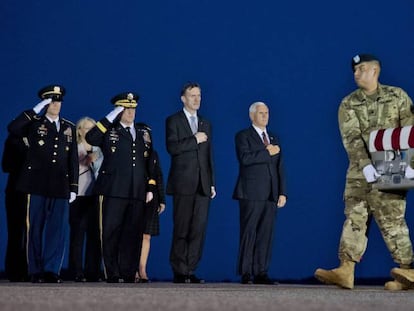 Miembros de la Guardia Vieja portan el f&eacute;retro del sargento William Bay, muerto en Nargarhar, Afganist&aacute;n, por un soldado afgano presuntamente miembro de los talibanes.