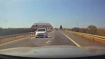 Imagen del coche de la conductora qe ha circulado más de ocho kilómetros en sentido contrario por la autovía A-49 a su paso por Huelva. Captura de un vídeo facilitado por la Guardia Civil.