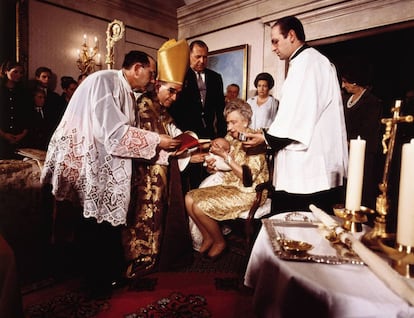 Bautizo del príncipe Felipe en 1968 en el palacio de la Zarzuela. En la imágen, la reina Victoria Eugenia, madrina y bisabuela, sostiene a don Felipe ante la mirada de don Juan of Borbon, padrino y abuelo del heredero de la Corona española.