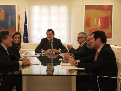 Reuni&oacute;n en Moncloa del Gobierno y los agentes sociales.  De izda. a dcha. Juan Rosell,  de CEOE; F&aacute;tima Ba&ntilde;ez, ministra de Trabajo; Mariano Rajoy, presidente de Gobierno; Ignacio Fern&aacute;ndez Toxo, de CC.OO.; C&aacute;ndido M&eacute;ndez, de UGT; y Antonio Garamendi, de Cepyme. 