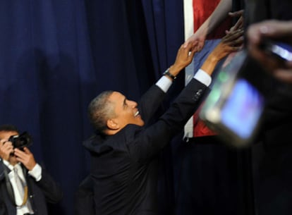 Obama saluda a sus partidarios en Cleveland, donde anunció nuevos estímulos fiscales para las empresas.