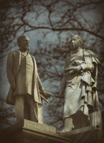 Les escultures d’Antonio López i Juan Güell a Barcelona, juntes, gràcies a un muntatge fotogràfic.