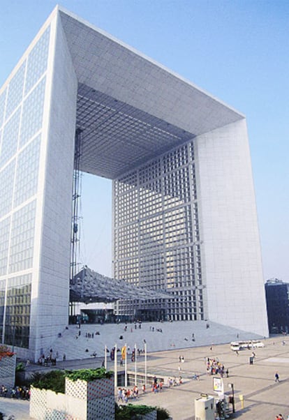El Gran Arco de La Défense, en París, fue construido en 1989 según un proyecto del danés Johan Otto von Spreckelsen.