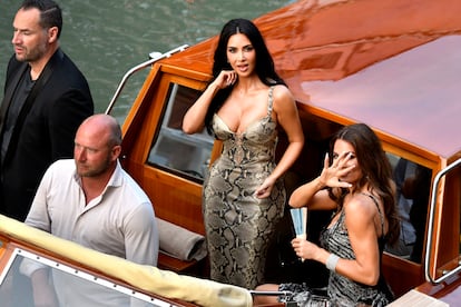 Kim Kardashian (centro) y su hermana Khloé Kardashian, en un barco veneciano el pasado 26 de junio, antes de la boda de Bezos y Sanchez.