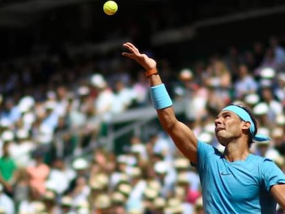 Nadal sirve durante el partido contra Gasquet.