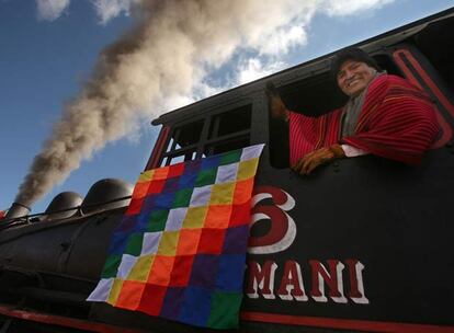 El presidente boliviano fotografiado durante un momento de su viaje en ferrocarril