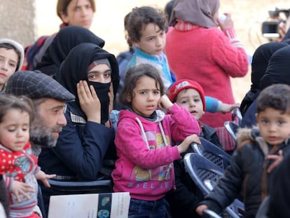 Parte del grupo de ciudadanos sirios evacuados este martes en Guta Oriental a la espera de cruzar el paso terrestre de Wafidin.