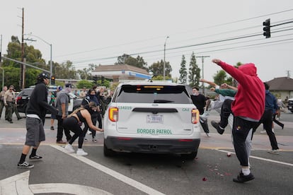 Manifestantes patean un vehículo de la Patrulla Fronteriza en la ciudad de Paramount, California.