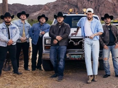 El cantante puertorriqueño Bad Bunny junto a Grupo Frontera, en una imagen promocional del sencillo 'Un x100to'.