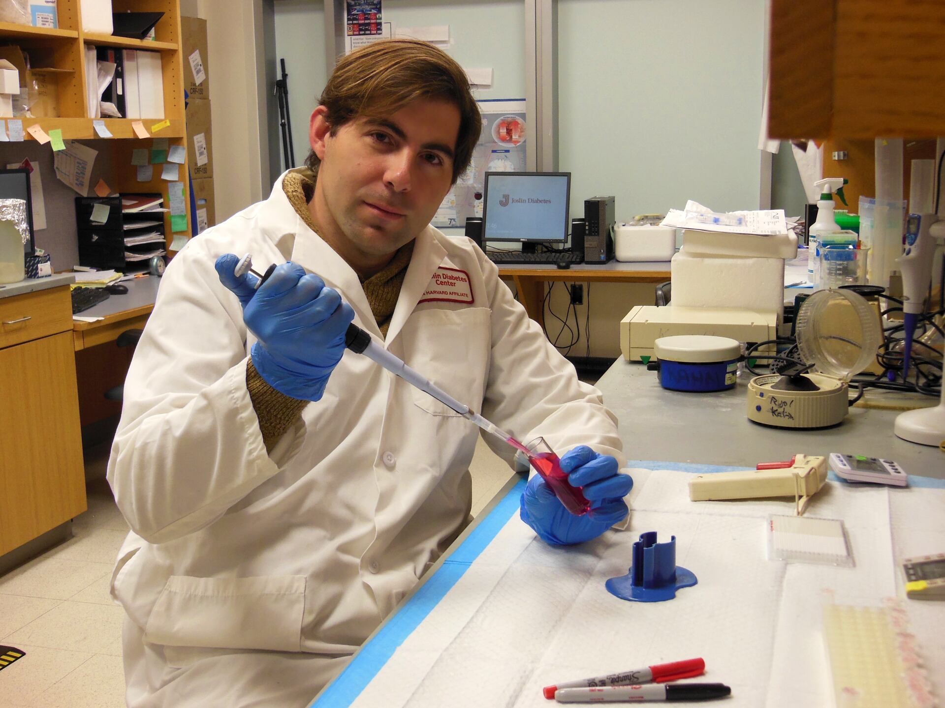 El biólogo español Rubén García, en su laboratorio de la Universidad de Harvard, en Boston (EE UU).