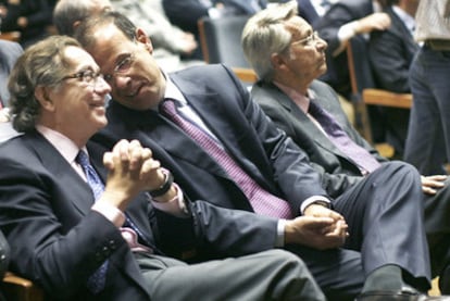 José Luis Méndez (izquierda) conversa con José Luis Pego, ex director general de Novacaixagalicia, en presencia de Julio Fernández Gayoso, actual copresidente de la caja, en un acto en junio de 2010.
