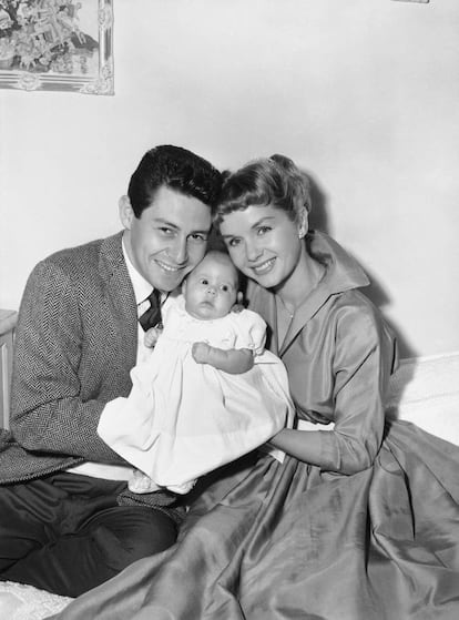 Eddie Fisher e Debbie Reynolds com a filha pequena, Carrie Frances Fisher, em uma foto feita em Hollywood em 2 de janeiro de 1957.