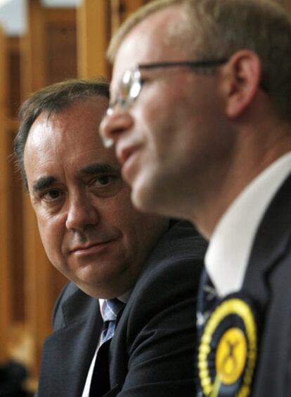 Primer ministro escocés y líder del Scottish National Party, Alex Salmond, junto con su candidato para las elecciones de Glasgow, John Mason, en el cierre de campaña.