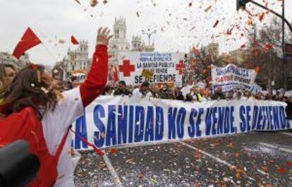 Movimientos ciudadanos como la Marea Blanca han impulsado el compromiso social de muchos jóvenes. En la imagen, una manifestación contra los recortes en Sanidad.