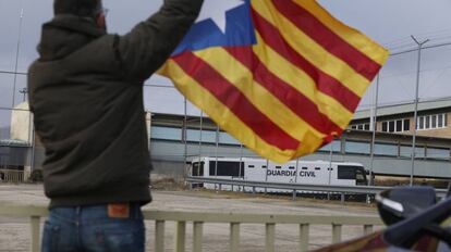 Un hombre ondea una estelada frente a la cárcel de Soto del Real en Madrid.