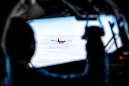 Dos aeroplanos militares chilenos buscan un buen lugar para aterrizar en la plataforma de hielo de Filchner-Ronne.