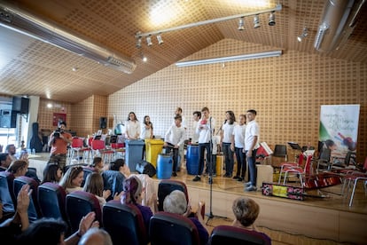 Los chicos de 'La Música del Reciclaje' durante una audición de fin de curso ofrecida en un centro cultural de Vallecas (Madrid).