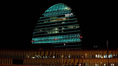 Edificio La Vela de BBVA iluminada de verde.
BBVA